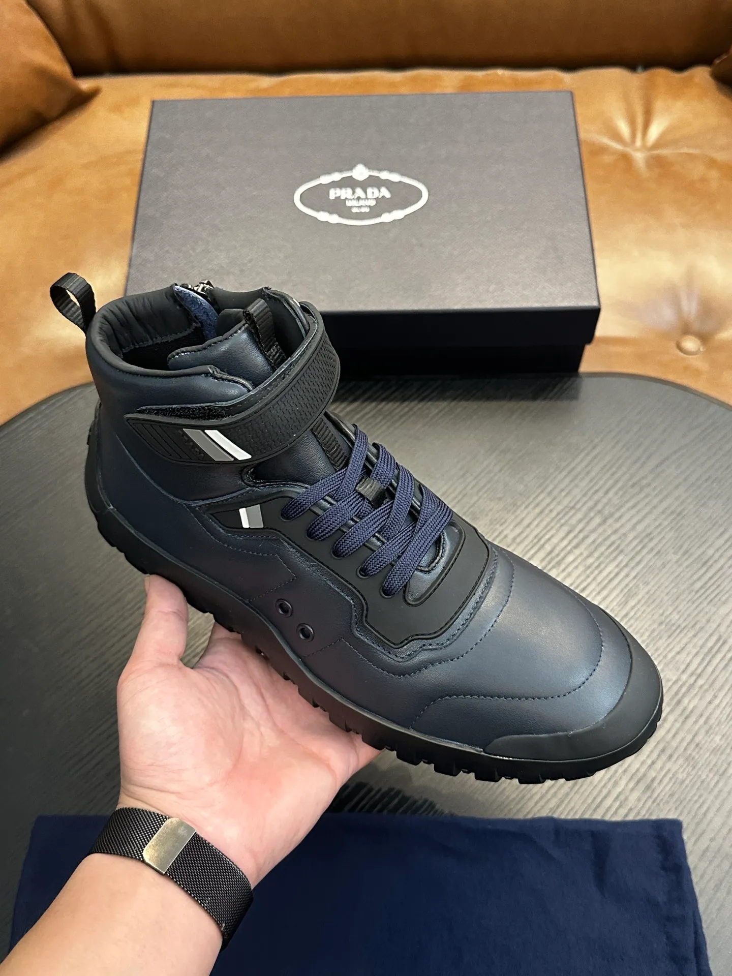 [ PRADA ] Top P: 880💰 ▪️Size: 39-44 (customized at 38.45) Prad*Prada (Mauri order can be made) new men's nylon fabric sneakers This casual sneaker combines elegant and innovative design. It is made of nylon stretch fabric and has a slip-on design. The upper strap is equipped with an adjustable metal buckle, and the letters "PRADA" are eye-catching on the side of the shoe. Comes with full original packaging!